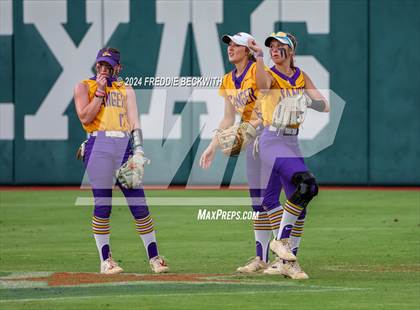 Thumbnail 1 in Calallen vs. Sanger (UIL 4A Softball Semifinal) photogallery.