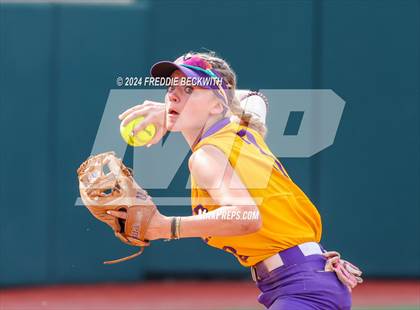 Thumbnail 3 in Calallen vs. Sanger (UIL 4A Softball Semifinal) photogallery.