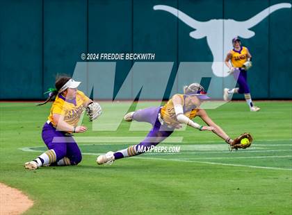 Thumbnail 3 in Calallen vs. Sanger (UIL 4A Softball Semifinal) photogallery.