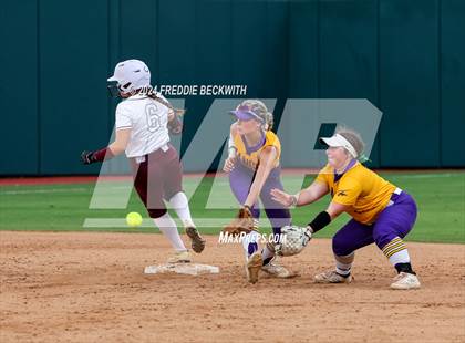 Thumbnail 3 in Calallen vs. Sanger (UIL 4A Softball Semifinal) photogallery.