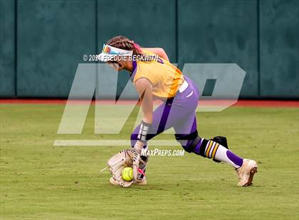 Thumbnail 3 in Calallen vs. Sanger (UIL 4A Softball Semifinal) photogallery.