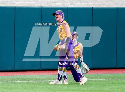 Thumbnail 2 in Calallen vs. Sanger (UIL 4A Softball Semifinal) photogallery.