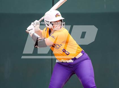 Thumbnail 3 in Calallen vs. Sanger (UIL 4A Softball Semifinal) photogallery.