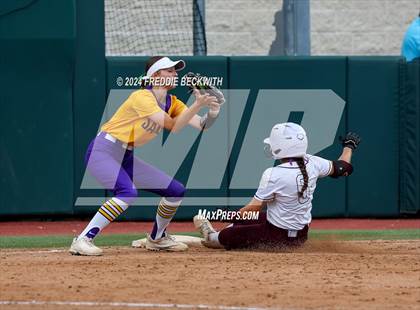 Thumbnail 3 in Calallen vs. Sanger (UIL 4A Softball Semifinal) photogallery.