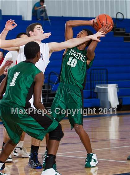 Thumbnail 3 in Dallas HSAA South vs Happy Hill Farm (Lake Country Classic) photogallery.