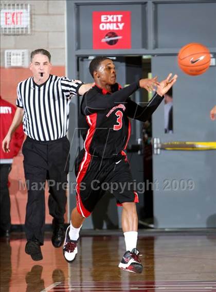 Thumbnail 2 in Rainier Beach vs. Westchester (Nike Extravaganza) photogallery.