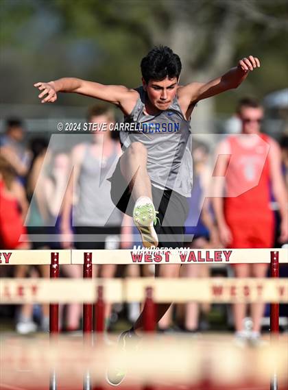 Thumbnail 1 in Eagle Relays (Hurdles) photogallery.
