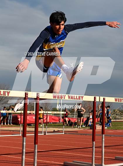 Thumbnail 1 in Eagle Relays (Hurdles) photogallery.