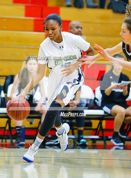 Thumbnail 3 in Los Osos vs  Bishop Montgomery (Harvard-Westlake Holiday Classic) photogallery.