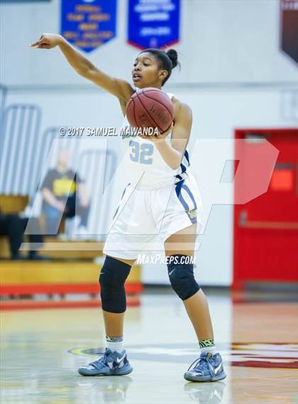 Thumbnail 3 in Los Osos vs  Bishop Montgomery (Harvard-Westlake Holiday Classic) photogallery.