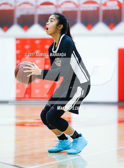 Thumbnail 3 in Los Osos vs  Bishop Montgomery (Harvard-Westlake Holiday Classic) photogallery.