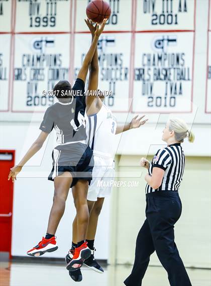 Thumbnail 3 in Los Osos vs  Bishop Montgomery (Harvard-Westlake Holiday Classic) photogallery.