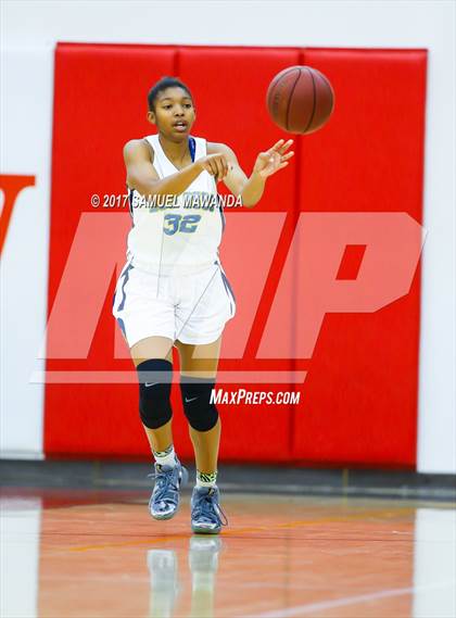 Thumbnail 2 in Los Osos vs  Bishop Montgomery (Harvard-Westlake Holiday Classic) photogallery.