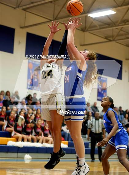 Thumbnail 3 in Chilton County vs Isabella (Chilton County Tournament) photogallery.