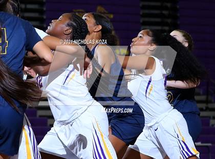 Thumbnail 3 in Warren vs. Lynwood photogallery.