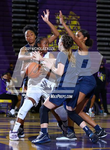 Thumbnail 2 in Warren vs. Lynwood photogallery.