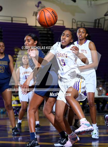 Thumbnail 1 in Warren vs. Lynwood photogallery.