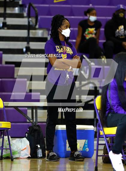 Thumbnail 1 in Warren vs. Lynwood photogallery.