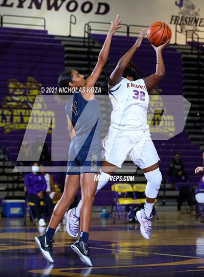 Thumbnail 2 in Warren vs. Lynwood photogallery.