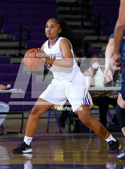 Thumbnail 2 in Warren vs. Lynwood photogallery.