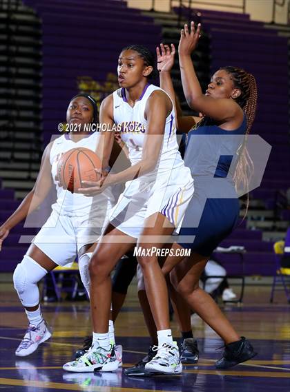 Thumbnail 3 in Warren vs. Lynwood photogallery.