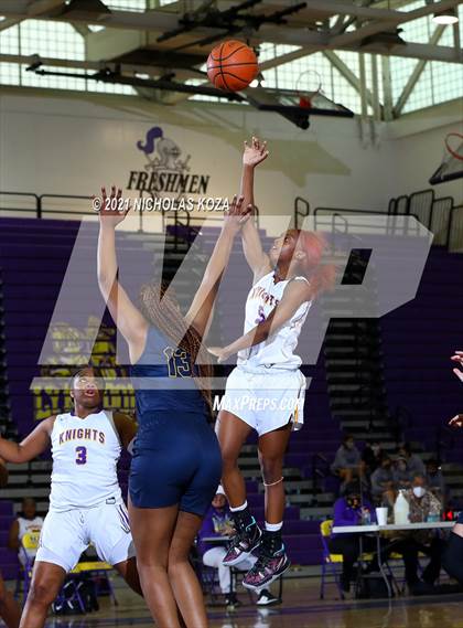 Thumbnail 3 in Warren vs. Lynwood photogallery.