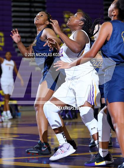 Thumbnail 2 in Warren vs. Lynwood photogallery.