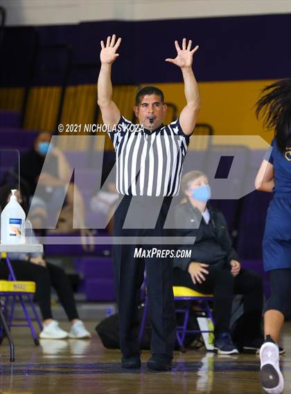 Thumbnail 2 in Warren vs. Lynwood photogallery.