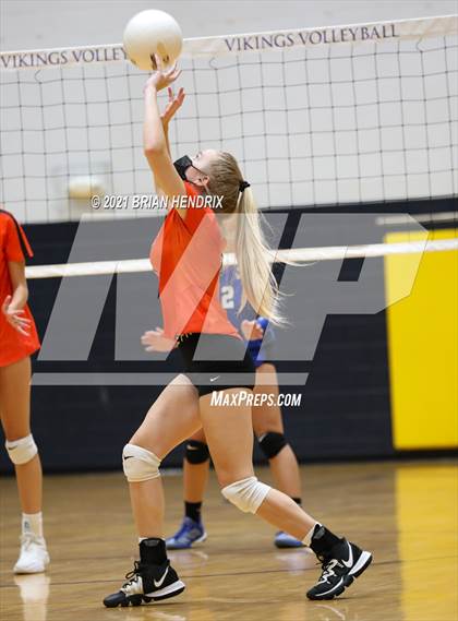 Thumbnail 2 in Maiden vs. Davie photogallery.