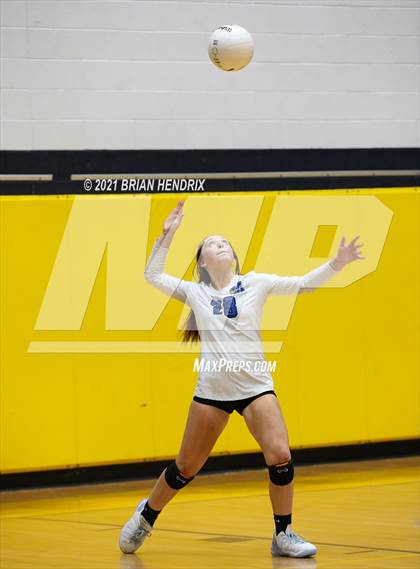 Thumbnail 3 in Maiden vs. Davie photogallery.