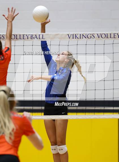 Thumbnail 3 in Maiden vs. Davie photogallery.