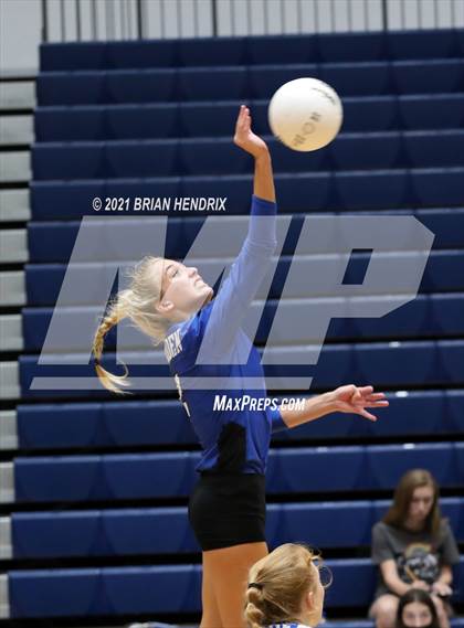 Thumbnail 1 in Maiden vs. Davie photogallery.