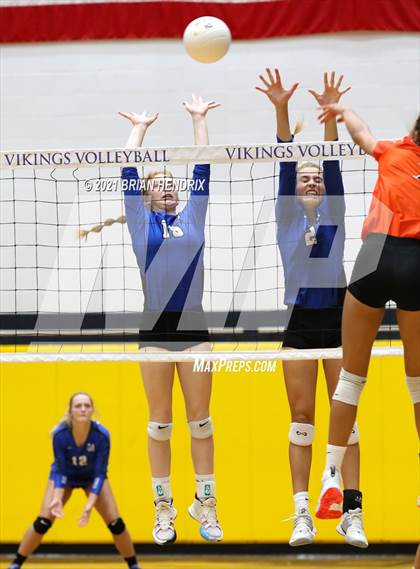 Thumbnail 1 in Maiden vs. Davie photogallery.