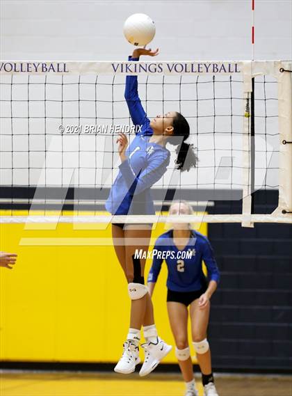 Thumbnail 2 in Maiden vs. Davie photogallery.