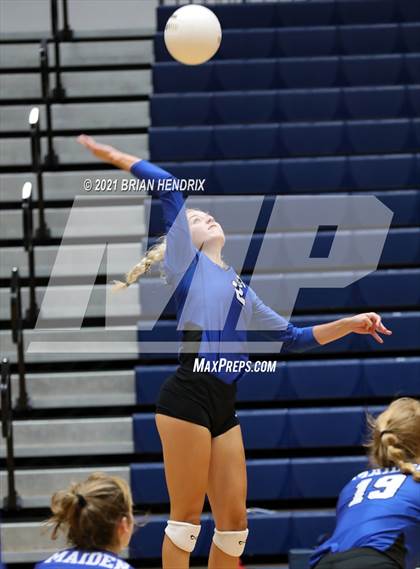 Thumbnail 1 in Maiden vs. Davie photogallery.