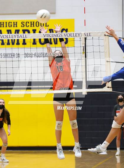Thumbnail 2 in Maiden vs. Davie photogallery.