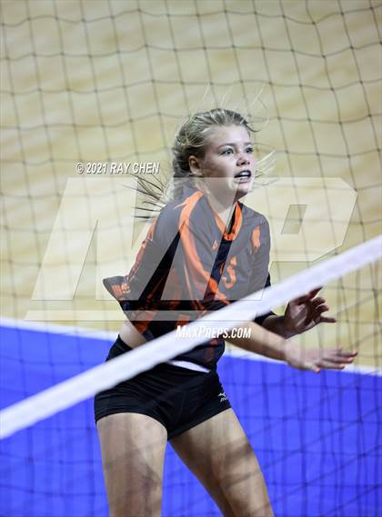 Thumbnail 3 in Lamar vs. Platte Valley (CHSAA 3A Final Four) photogallery.