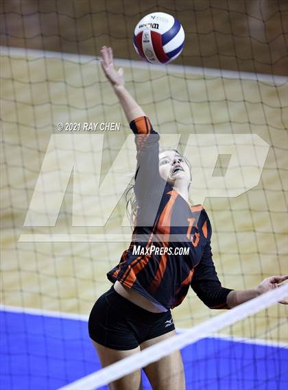 Thumbnail 2 in Lamar vs. Platte Valley (CHSAA 3A Final Four) photogallery.