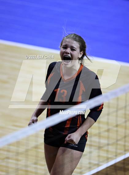Thumbnail 1 in Lamar vs. Platte Valley (CHSAA 3A Final Four) photogallery.