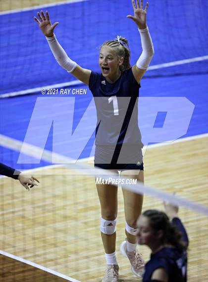 Thumbnail 2 in Lamar vs. Platte Valley (CHSAA 3A Final Four) photogallery.