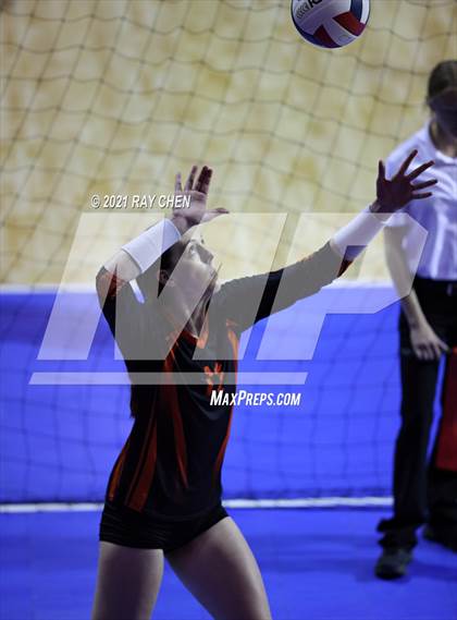 Thumbnail 1 in Lamar vs. Platte Valley (CHSAA 3A Final Four) photogallery.