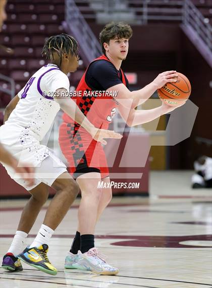 Thumbnail 1 in Lufkin vs. Melissa (UIL 5A D1 Bi-District Playoff) photogallery.