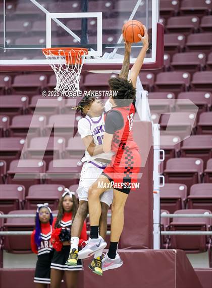 Thumbnail 1 in Lufkin vs. Melissa (UIL 5A D1 Bi-District Playoff) photogallery.