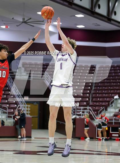 Thumbnail 3 in Lufkin vs. Melissa (UIL 5A D1 Bi-District Playoff) photogallery.