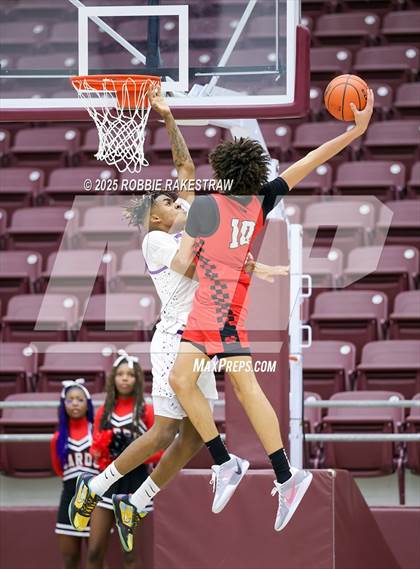 Thumbnail 2 in Lufkin vs. Melissa (UIL 5A D1 Bi-District Playoff) photogallery.