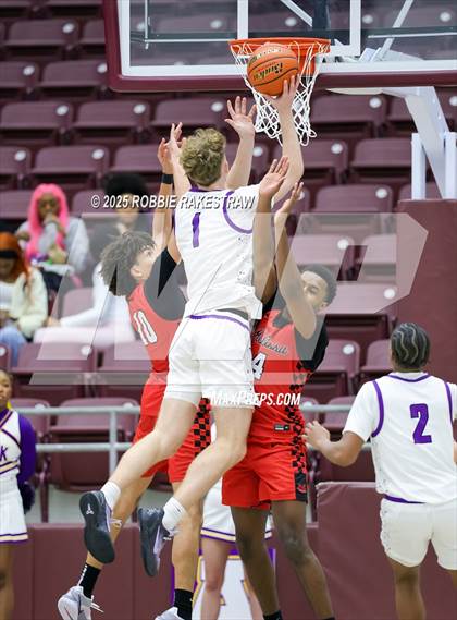 Thumbnail 3 in Lufkin vs. Melissa (UIL 5A D1 Bi-District Playoff) photogallery.