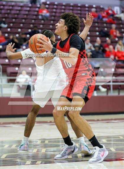 Thumbnail 1 in Lufkin vs. Melissa (UIL 5A D1 Bi-District Playoff) photogallery.