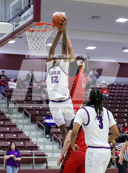 Thumbnail 3 in Lufkin vs. Melissa (UIL 5A D1 Bi-District Playoff) photogallery.