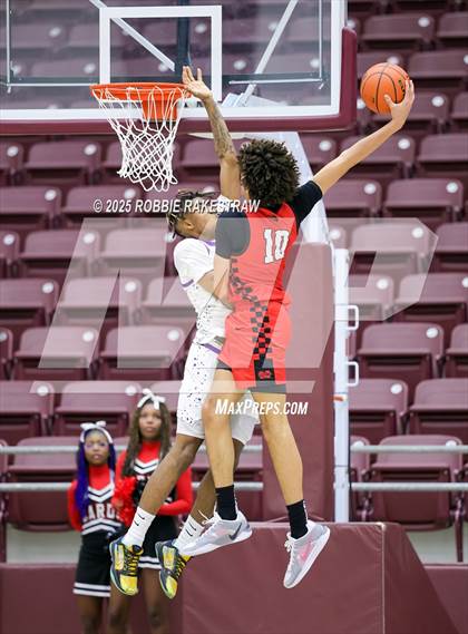 Thumbnail 3 in Lufkin vs. Melissa (UIL 5A D1 Bi-District Playoff) photogallery.