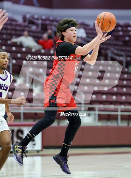 Thumbnail 1 in Lufkin vs. Melissa (UIL 5A D1 Bi-District Playoff) photogallery.